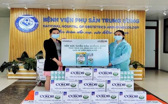 Vinamilk trao tặng 50.000 sản phẩm ColosGold cho con em y bác sĩ tuyến đầu