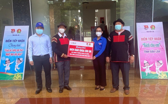 Hoa Hậu H’Hen đồng hành cùng Chương trình "Sách giáo khoa cho em"