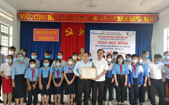 Trao học bổng cho học sinh nghèo học giỏi, vượt khó tại Chư Pưh