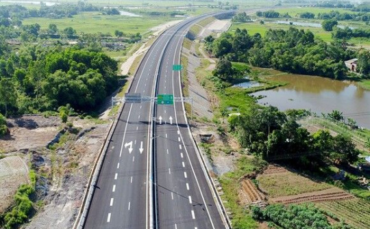 Cao tốc Đà Nẵng - Quảng Ngãi bị tê liệt do sạt lở