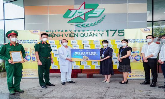 Gần 200.000 sản phẩm Sure Prevent Gold thay lời tri ân của Vinamilk gửi đến các "anh hùng áo trắng"