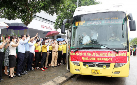 Lào Cai đón Đoàn y bác sĩ hỗ trợ Bình Dương chống dịch trở về