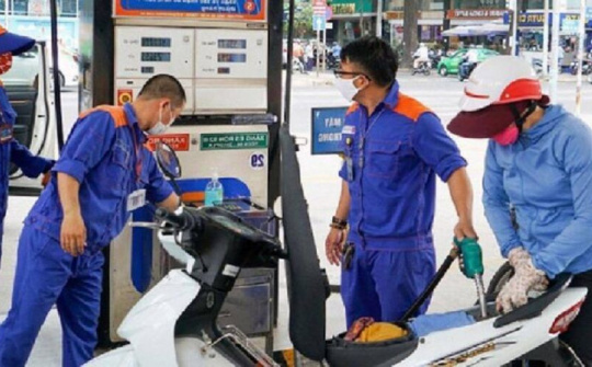 Giá xăng tăng lần thứ năm liên tiếp lên sát mức 25.000 đồng