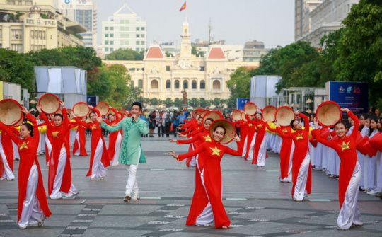 Xây dựng và phát triển văn hóa, con người Việt Nam toàn diện, phù hợp với xu thế thời đại