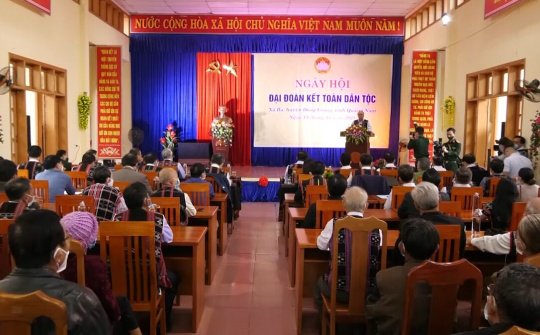 Chủ tịch nước Nguyễn Xuân Phúc dự Ngày hội đại đoàn kết toàn dân tộc tại xã Ba, Đông Giang, Quảng Nam