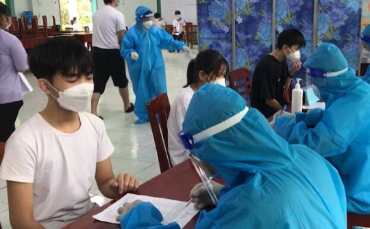 Khánh Hòa: Đồng loạt triển khai tiêm chủng mũi 1 vắc xin phòng Covid-19 cho học sinh THPT