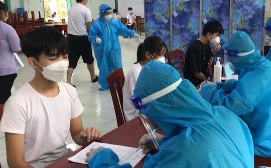 Khánh Hòa: Đồng loạt triển khai tiêm chủng mũi 1 vắc xin phòng Covid-19 cho học sinh THPT