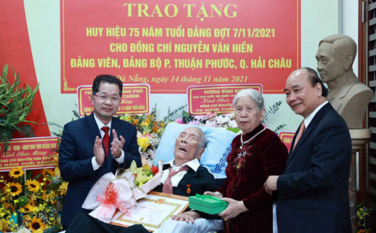 Thân sinh Chủ tịch nước Nguyễn Xuân Phúc được trao tặng Huy hiệu 75 năm tuổi Đảng