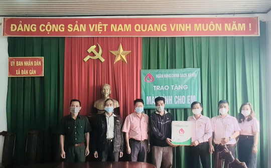 Đăk Nông: Chương trình Trao tặng Máy tính cho em tại huyện Đắk Mil