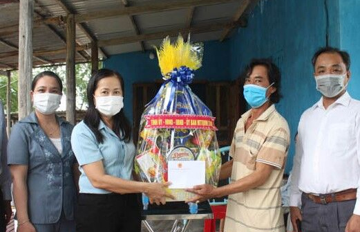 Ninh Thuận: Lãnh đạo tỉnh thăm gia đình có người mất do dịch COVID-19