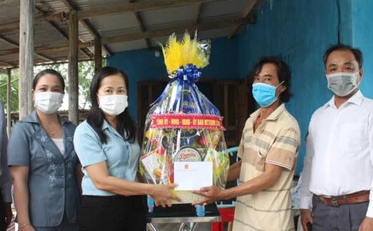 Ninh Thuận: Lãnh đạo tỉnh thăm gia đình có người mất do dịch COVID-19
