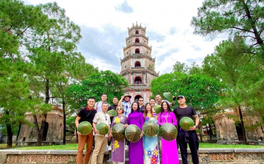 "Touching" consumers by the unique lotus leaf hat