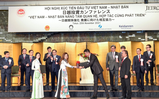 PM witnesses signing of multi-billion dollar deals between Viet Nam, Japan