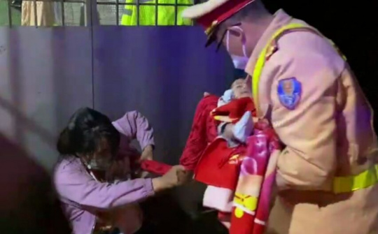 CSGT Đắk Nông hỗ trợ đưa mẹ con sản phụ về nhà trong đêm mưa