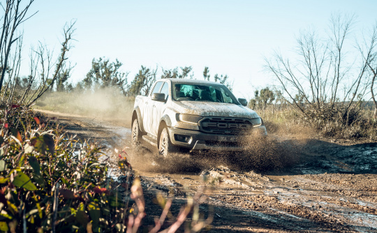 Các chế độ lái của Ford Ranger Raptor giúp chủ xe chinh phục mọi dạng địa hình như thế nào?