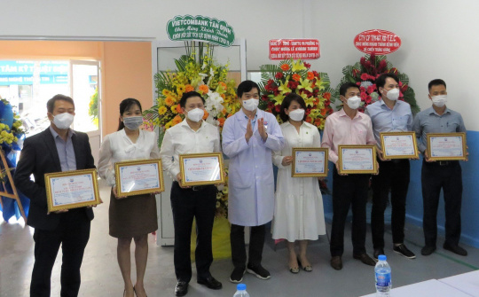 Vietcombank tài trợ thiết bị y tế trị giá 4.4 tỷ đồng cho Bệnh viện điều trị COVID-19 Trưng Vương