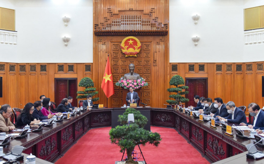 Phát triển văn hóa nói chung và văn học, nghệ thuật nói riêng phải ngang tầm với phát triển kinh tế, chính trị, xã hội