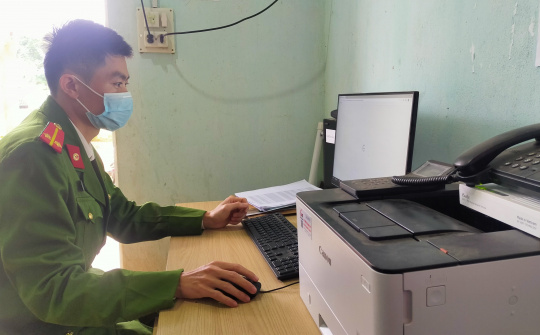 Công an Ngọc Lặc nhập liệu các mũi tiêm vắc xin Covid 19 đứng tốp đầu trong tỉnh