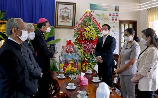 Bí thư Tỉnh ủy Đắk Lắk thăm, chúc mừng Lễ Giáng sinh tại Tòa Giám mục Ban Mê Thuột