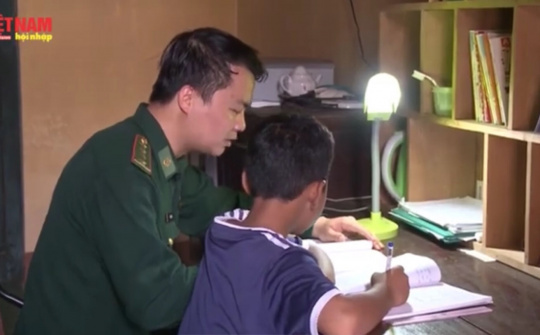 Bồ đội Biên phòng Kon Tum lan tỏa Chương trình “nâng bước em đến trường"
