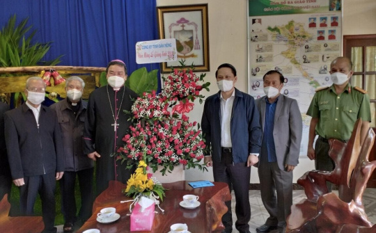 Giám đốc Công an tỉnh Đắk Nông chúc mừng lễ Giáng sinh 2021 tại Tòa Giám mục Ban Mê Thuột 