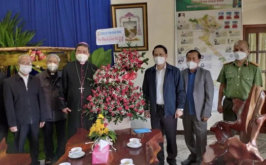Giám đốc Công an tỉnh Đắk Nông chúc mừng lễ Giáng sinh 2021 tại Tòa Giám mục Ban Mê Thuột  