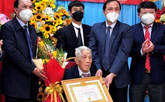 Tỉnh ủy Hà Tĩnh: Trao tặng Huy hiệu 75 năm tuổi Đảng cho ông đồng chí Nguyễn Tiến Chương