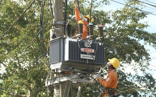 Ngành điện lực huyện Đắk Tô (Kon Tum) nâng cấp các trạm biến áp trước tết Nhâm Dần