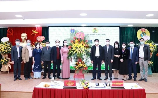 Công đoàn Y tế đồng hành cùng cán bộ tuyến đầu chống dịch