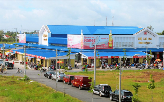 Explore the "Market amid the city"