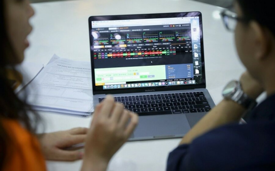 Không nên nghe các nhóm trên mạng xã hội để đầu tư chứng khoán