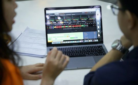 Không nên nghe các nhóm trên mạng xã hội để đầu tư chứng khoán