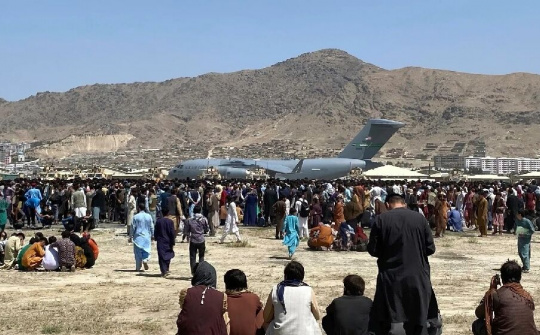 Thế giới năm 2021: Covid-19 chưa biến mất, châu Âu rung chuyển, Afghanistan 'nổi sóng'