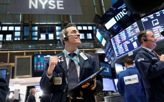 Chứng khoán Mỹ tăng mạnh, giá dầu "nhảy" 5% do nhà đầu tư bớt lo về Omicron