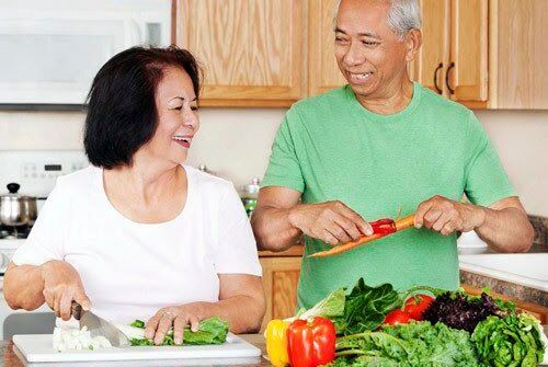 Lời khuyên cho người cao tuổi phòng bệnh trước và sau khi khỏi Covid-19