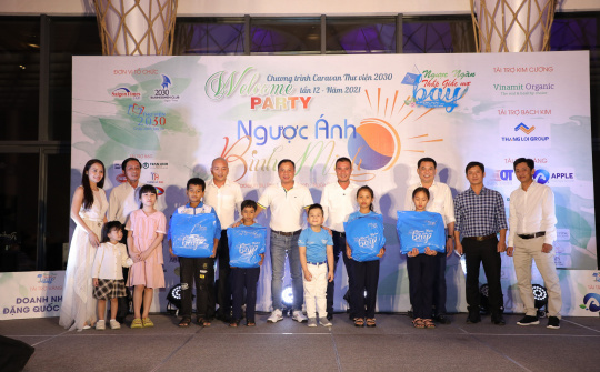 Chung tay trao tặng quà và thư viện Hai mươi Ba mươi đến với trẻ em vùng cao