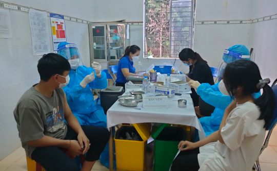 Đức Cơ (Gia Lai): Tiêm vắc xin Covid-19 cho học sinh
