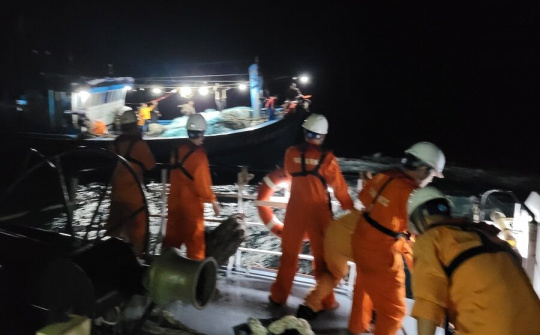 Cứu nạn kịp thời 11 ngư dân trôi dạt trên vùng biển Quảng Trị trong điều kiện thời tiết xấu