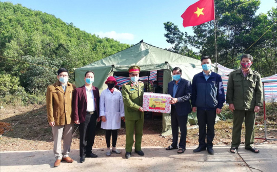 Huyện Ba Chẽ thăm và tặng quà các chốt kiểm soát dịch trên địa bàn huyện