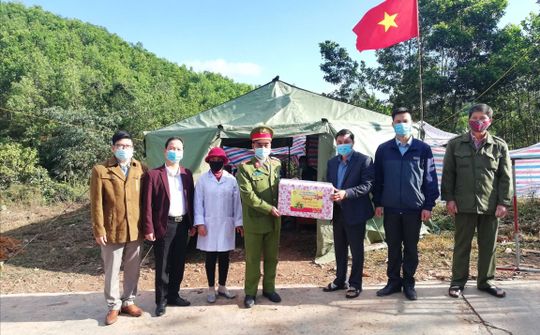 Huyện Ba Chẽ thăm và tặng quà các chốt kiểm soát dịch trên địa bàn huyện