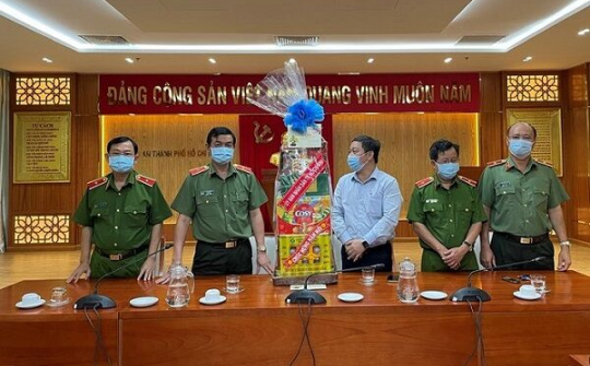 Lãnh đạo TPHCM thăm, chúc Tết Công an TP