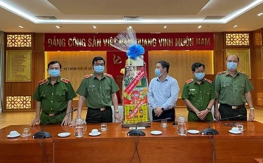 Lãnh đạo TPHCM thăm, chúc Tết Công an TP