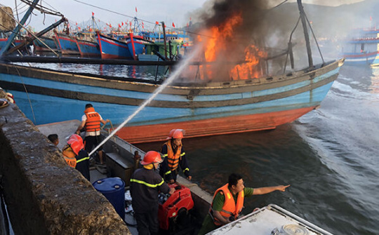 Đà Nẵng: 3 tàu cá ngư dân bốc cháy