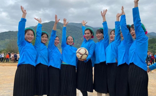 Độc đáo hình ảnh phụ nữ mặc váy đá bóng tại huyện Bình Liêu