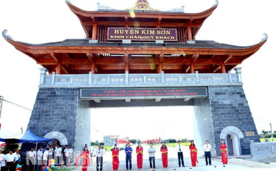 Cổng chào huyện: Dấu ấn văn hóa vùng đất Kim Sơn (Ninh Bình)