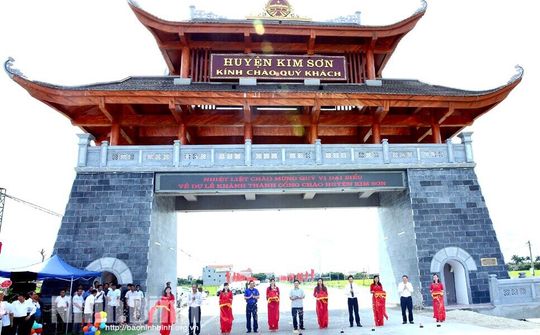 Cổng chào huyện: Dấu ấn văn hóa vùng đất Kim Sơn (Ninh Bình)
