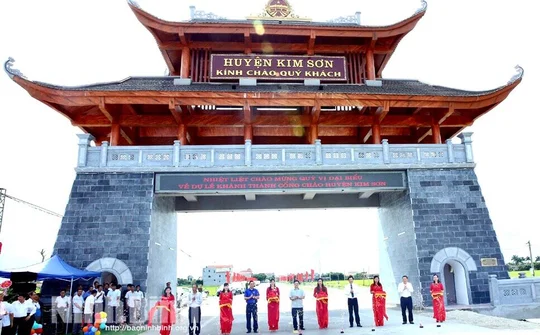 Cổng chào huyện: Dấu ấn văn hóa vùng đất Kim Sơn (Ninh Bình)