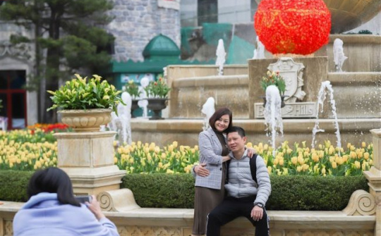 Đôi lứa dập dìu “ước hẹn mùa xuân” dịp Valentine trên đỉnh Bà Nà