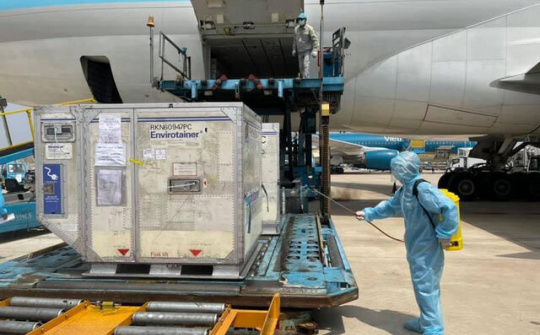 Hơn 117.000 liều vaccine COVID-19 đầu tiên đã về Việt Nam