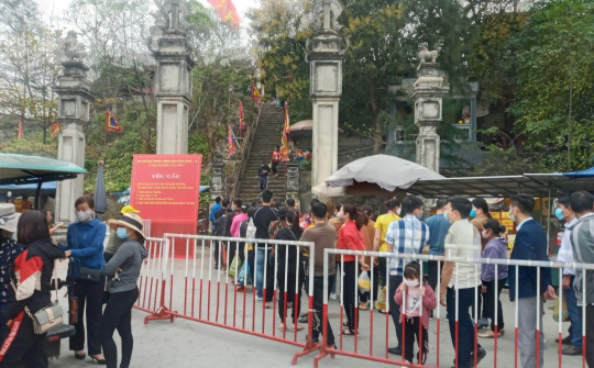 Thanh Hóa: Đi lễ đầu năm nhưng không quên phòng chống dịch Covid-19